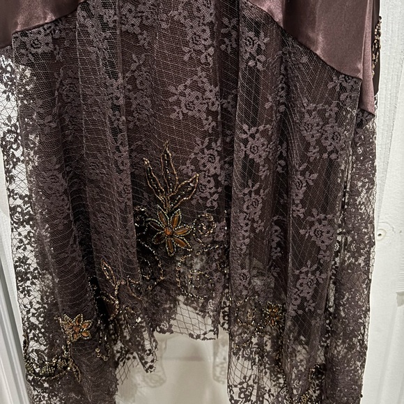 Beaded lace chocolate brown silk evening gown
Cache - Picture 4 of 6
